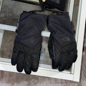 The North Face woman’s gloves